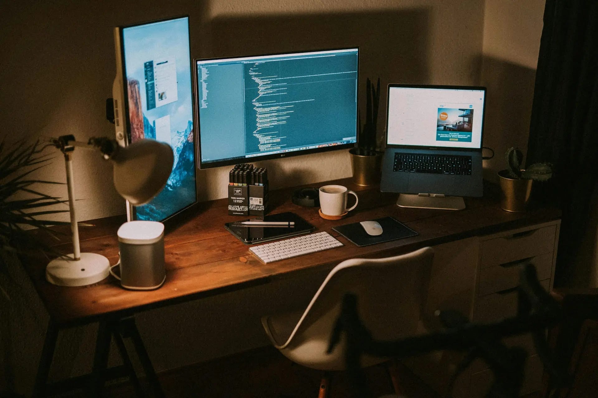 Escritorio de trabajo con pantallas de código